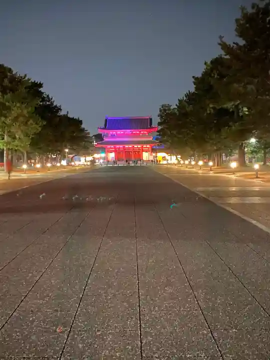 平安神宮の{uncategorized: "未分類", other: "その他", undefined: "問題あり", building: "その他建物", grave: "お墓", sacred_gate: "鳥居", guardian: "狛犬", statue: "像", buddha: "仏像", history: "歴史", nature: "自然", garden: "庭園", animal: "動物", pagoda: "塔", temizu: "手水舎", mountain_gate: "山門・神門", sanctuary: "本殿・本堂", subordinate: "末社・摂社", art: "芸術", scenery: "景色", jizo: "地蔵", ema: "絵馬", goshuin: "御朱印", omikuji: "おみくじ", items: "授与品その他", amulet: "お守り", goshuincho: "御朱印帳", eats: "食事", festival: "お祭り", votive_dance: "神楽", shichigosan: "七五三参", wedding: "結婚式", experience: "体験その他", initially: "初詣", around: "周辺", anti_infection: "感染症対策"}