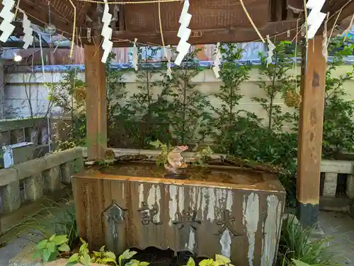 小野照崎神社の手水舎