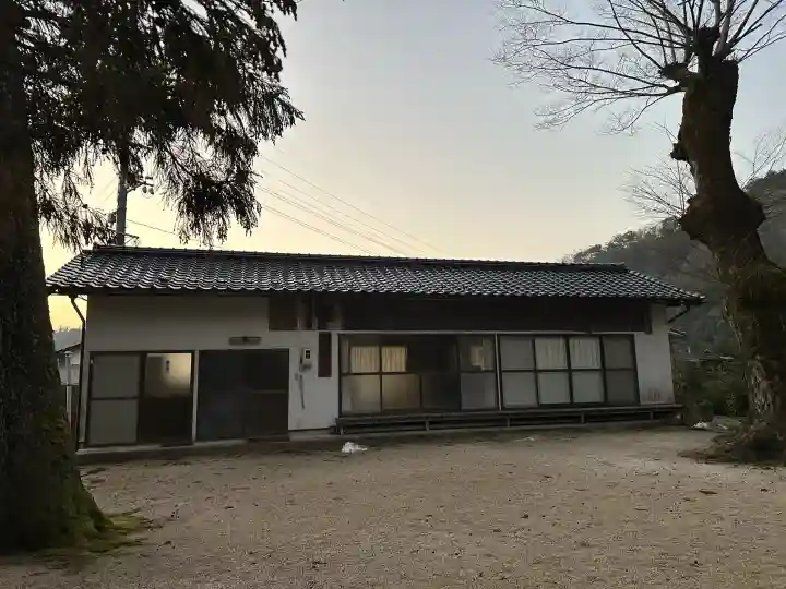 海潮神社の{uncategorized: "未分類", other: "その他", undefined: "問題あり", building: "その他建物", grave: "お墓", sacred_gate: "鳥居", guardian: "狛犬", statue: "像", buddha: "仏像", history: "歴史", nature: "自然", garden: "庭園", animal: "動物", pagoda: "塔", temizu: "手水舎", mountain_gate: "山門・神門", sanctuary: "本殿・本堂", subordinate: "末社・摂社", art: "芸術", scenery: "景色", jizo: "地蔵", ema: "絵馬", goshuin: "御朱印", omikuji: "おみくじ", items: "授与品その他", amulet: "お守り", goshuincho: "御朱印帳", eats: "食事", festival: "お祭り", votive_dance: "神楽", shichigosan: "七五三参", wedding: "結婚式", experience: "体験その他", initially: "初詣", around: "周辺", anti_infection: "感染症対策"}
