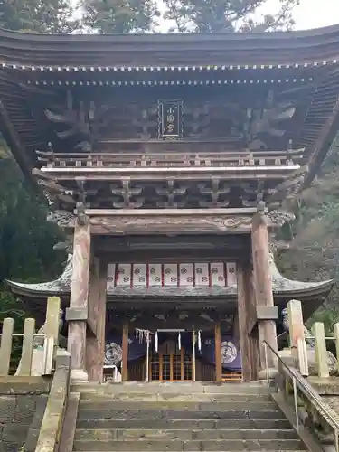 小国両神社の山門