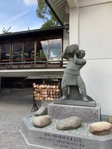 魚吹八幡神社の像