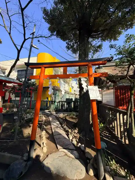 五方山熊野神社の{uncategorized: "未分類", other: "その他", undefined: "問題あり", building: "その他建物", grave: "お墓", sacred_gate: "鳥居", guardian: "狛犬", statue: "像", buddha: "仏像", history: "歴史", nature: "自然", garden: "庭園", animal: "動物", pagoda: "塔", temizu: "手水舎", mountain_gate: "山門・神門", sanctuary: "本殿・本堂", subordinate: "末社・摂社", art: "芸術", scenery: "景色", jizo: "地蔵", ema: "絵馬", goshuin: "御朱印", omikuji: "おみくじ", items: "授与品その他", amulet: "お守り", goshuincho: "御朱印帳", eats: "食事", festival: "お祭り", votive_dance: "神楽", shichigosan: "七五三参", wedding: "結婚式", experience: "体験その他", initially: "初詣", around: "周辺", anti_infection: "感染症対策"}