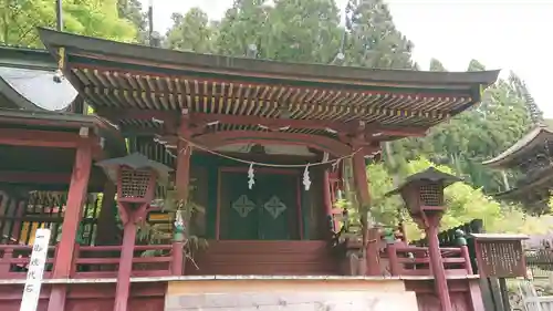 新海三社神社の本殿