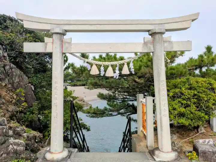 海津見神社(桂浜龍王宮)の{uncategorized: "未分類", other: "その他", undefined: "問題あり", building: "その他建物", grave: "お墓", sacred_gate: "鳥居", guardian: "狛犬", statue: "像", buddha: "仏像", history: "歴史", nature: "自然", garden: "庭園", animal: "動物", pagoda: "塔", temizu: "手水舎", mountain_gate: "山門・神門", sanctuary: "本殿・本堂", subordinate: "末社・摂社", art: "芸術", scenery: "景色", jizo: "地蔵", ema: "絵馬", goshuin: "御朱印", omikuji: "おみくじ", items: "授与品その他", amulet: "お守り", goshuincho: "御朱印帳", eats: "食事", festival: "お祭り", votive_dance: "神楽", shichigosan: "七五三参", wedding: "結婚式", experience: "体験その他", initially: "初詣", around: "周辺", anti_infection: "感染症対策"}