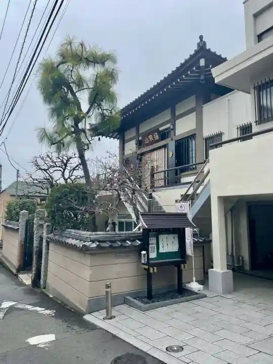 専行寺の{uncategorized: "未分類", other: "その他", undefined: "問題あり", building: "その他建物", grave: "お墓", sacred_gate: "鳥居", guardian: "狛犬", statue: "像", buddha: "仏像", history: "歴史", nature: "自然", garden: "庭園", animal: "動物", pagoda: "塔", temizu: "手水舎", mountain_gate: "山門・神門", sanctuary: "本殿・本堂", subordinate: "末社・摂社", art: "芸術", scenery: "景色", jizo: "地蔵", ema: "絵馬", goshuin: "御朱印", omikuji: "おみくじ", items: "授与品その他", amulet: "お守り", goshuincho: "御朱印帳", eats: "食事", festival: "お祭り", votive_dance: "神楽", shichigosan: "七五三参", wedding: "結婚式", experience: "体験その他", initially: "初詣", around: "周辺", anti_infection: "感染症対策"}