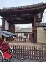 新薬師寺の山門・神門