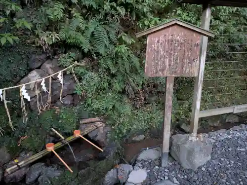貴船神社の{uncategorized: "未分類", other: "その他", undefined: "問題あり", building: "その他建物", grave: "お墓", sacred_gate: "鳥居", guardian: "狛犬", statue: "像", buddha: "仏像", history: "歴史", nature: "自然", garden: "庭園", animal: "動物", pagoda: "塔", temizu: "手水舎", mountain_gate: "山門・神門", sanctuary: "本殿・本堂", subordinate: "末社・摂社", art: "芸術", scenery: "景色", jizo: "地蔵", ema: "絵馬", goshuin: "御朱印", omikuji: "おみくじ", items: "授与品その他", amulet: "お守り", goshuincho: "御朱印帳", eats: "食事", festival: "お祭り", votive_dance: "神楽", shichigosan: "七五三参", wedding: "結婚式", experience: "体験その他", initially: "初詣", around: "周辺", anti_infection: "感染症対策"}