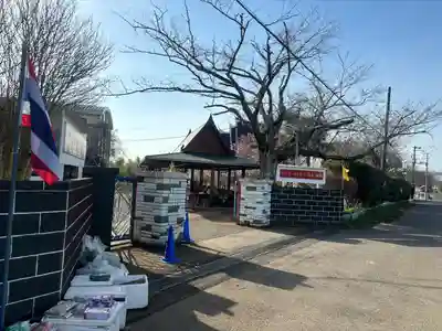 ワットパクナム日本別院の山門・神門