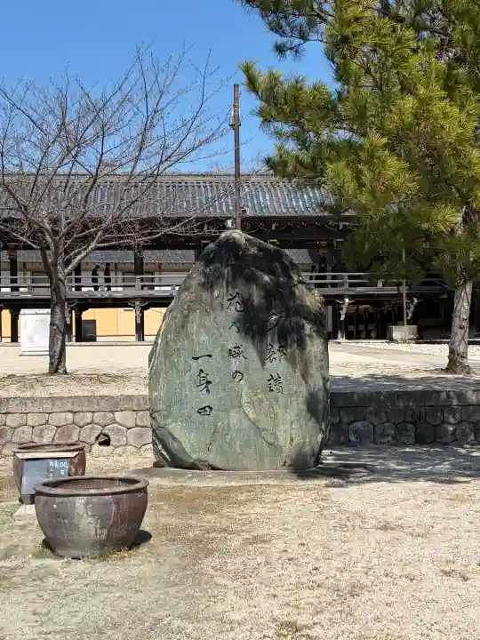 本山専修寺の{uncategorized: "未分類", other: "その他", undefined: "問題あり", building: "その他建物", grave: "お墓", sacred_gate: "鳥居", guardian: "狛犬", statue: "像", buddha: "仏像", history: "歴史", nature: "自然", garden: "庭園", animal: "動物", pagoda: "塔", temizu: "手水舎", mountain_gate: "山門・神門", sanctuary: "本殿・本堂", subordinate: "末社・摂社", art: "芸術", scenery: "景色", jizo: "地蔵", ema: "絵馬", goshuin: "御朱印", omikuji: "おみくじ", items: "授与品その他", amulet: "お守り", goshuincho: "御朱印帳", eats: "食事", festival: "お祭り", votive_dance: "神楽", shichigosan: "七五三参", wedding: "結婚式", experience: "体験その他", initially: "初詣", around: "周辺", anti_infection: "感染症対策"}