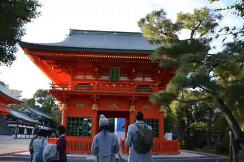 穴八幡宮の山門