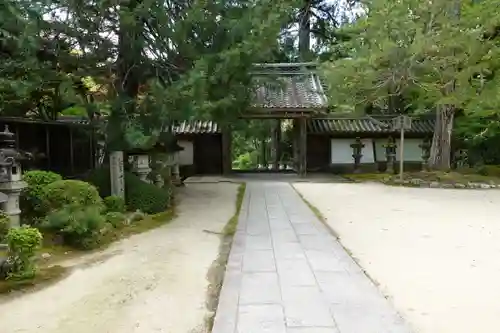 西明寺の山門