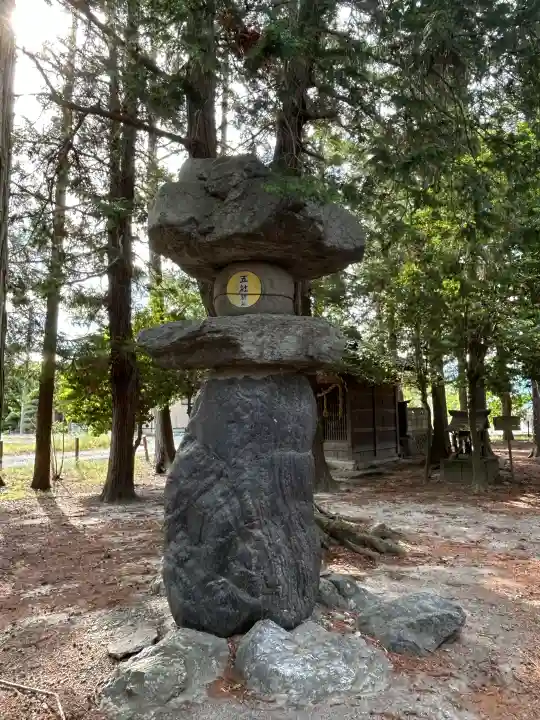 氷室五社神社の{uncategorized: "未分類", other: "その他", undefined: "問題あり", building: "その他建物", grave: "お墓", sacred_gate: "鳥居", guardian: "狛犬", statue: "像", buddha: "仏像", history: "歴史", nature: "自然", garden: "庭園", animal: "動物", pagoda: "塔", temizu: "手水舎", mountain_gate: "山門・神門", sanctuary: "本殿・本堂", subordinate: "末社・摂社", art: "芸術", scenery: "景色", jizo: "地蔵", ema: "絵馬", goshuin: "御朱印", omikuji: "おみくじ", items: "授与品その他", amulet: "お守り", goshuincho: "御朱印帳", eats: "食事", festival: "お祭り", votive_dance: "神楽", shichigosan: "七五三参", wedding: "結婚式", experience: "体験その他", initially: "初詣", around: "周辺", anti_infection: "感染症対策"}