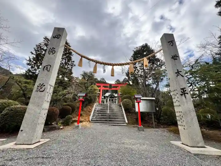 木華佐久耶比咩神社の{uncategorized: "未分類", other: "その他", undefined: "問題あり", building: "その他建物", grave: "お墓", sacred_gate: "鳥居", guardian: "狛犬", statue: "像", buddha: "仏像", history: "歴史", nature: "自然", garden: "庭園", animal: "動物", pagoda: "塔", temizu: "手水舎", mountain_gate: "山門・神門", sanctuary: "本殿・本堂", subordinate: "末社・摂社", art: "芸術", scenery: "景色", jizo: "地蔵", ema: "絵馬", goshuin: "御朱印", omikuji: "おみくじ", items: "授与品その他", amulet: "お守り", goshuincho: "御朱印帳", eats: "食事", festival: "お祭り", votive_dance: "神楽", shichigosan: "七五三参", wedding: "結婚式", experience: "体験その他", initially: "初詣", around: "周辺", anti_infection: "感染症対策"}