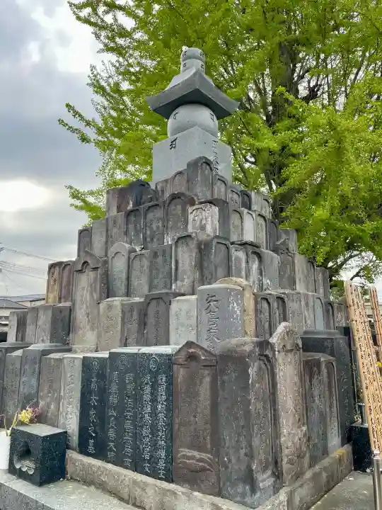 九品寺の{uncategorized: "未分類", other: "その他", undefined: "問題あり", building: "その他建物", grave: "お墓", sacred_gate: "鳥居", guardian: "狛犬", statue: "像", buddha: "仏像", history: "歴史", nature: "自然", garden: "庭園", animal: "動物", pagoda: "塔", temizu: "手水舎", mountain_gate: "山門・神門", sanctuary: "本殿・本堂", subordinate: "末社・摂社", art: "芸術", scenery: "景色", jizo: "地蔵", ema: "絵馬", goshuin: "御朱印", omikuji: "おみくじ", items: "授与品その他", amulet: "お守り", goshuincho: "御朱印帳", eats: "食事", festival: "お祭り", votive_dance: "神楽", shichigosan: "七五三参", wedding: "結婚式", experience: "体験その他", initially: "初詣", around: "周辺", anti_infection: "感染症対策"}