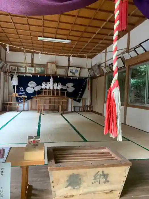 興神社の本殿