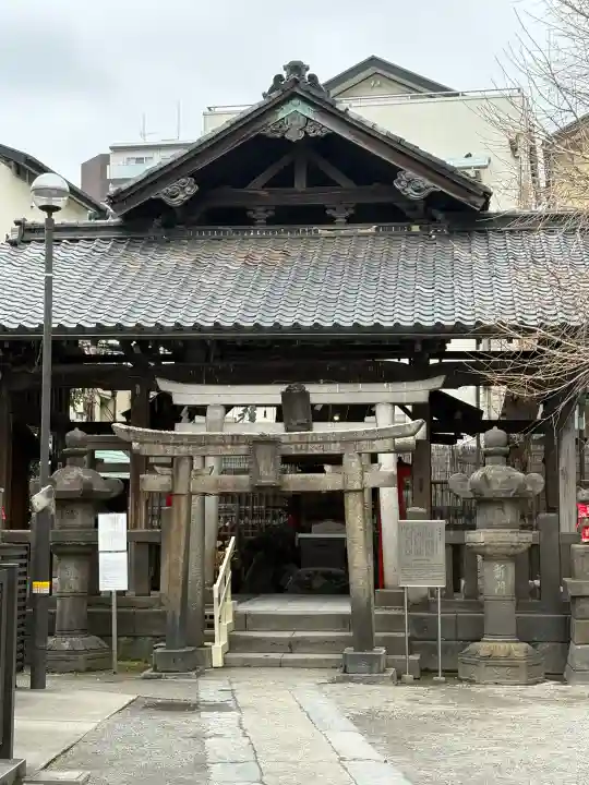 被官稲荷神社の{uncategorized: "未分類", other: "その他", undefined: "問題あり", building: "その他建物", grave: "お墓", sacred_gate: "鳥居", guardian: "狛犬", statue: "像", buddha: "仏像", history: "歴史", nature: "自然", garden: "庭園", animal: "動物", pagoda: "塔", temizu: "手水舎", mountain_gate: "山門・神門", sanctuary: "本殿・本堂", subordinate: "末社・摂社", art: "芸術", scenery: "景色", jizo: "地蔵", ema: "絵馬", goshuin: "御朱印", omikuji: "おみくじ", items: "授与品その他", amulet: "お守り", goshuincho: "御朱印帳", eats: "食事", festival: "お祭り", votive_dance: "神楽", shichigosan: "七五三参", wedding: "結婚式", experience: "体験その他", initially: "初詣", around: "周辺", anti_infection: "感染症対策"}