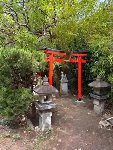 回生稲荷大明神の鳥居