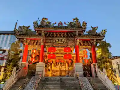 横濱関帝廟の山門・神門