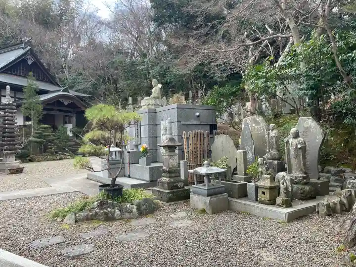 薬王寺の{uncategorized: "未分類", other: "その他", undefined: "問題あり", building: "その他建物", grave: "お墓", sacred_gate: "鳥居", guardian: "狛犬", statue: "像", buddha: "仏像", history: "歴史", nature: "自然", garden: "庭園", animal: "動物", pagoda: "塔", temizu: "手水舎", mountain_gate: "山門・神門", sanctuary: "本殿・本堂", subordinate: "末社・摂社", art: "芸術", scenery: "景色", jizo: "地蔵", ema: "絵馬", goshuin: "御朱印", omikuji: "おみくじ", items: "授与品その他", amulet: "お守り", goshuincho: "御朱印帳", eats: "食事", festival: "お祭り", votive_dance: "神楽", shichigosan: "七五三参", wedding: "結婚式", experience: "体験その他", initially: "初詣", around: "周辺", anti_infection: "感染症対策"}