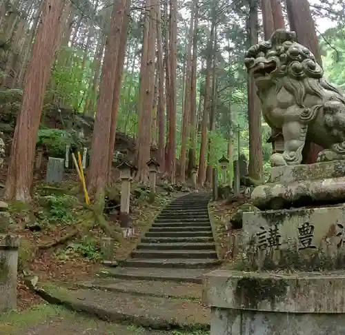 大嶽山那賀都神社の狛犬