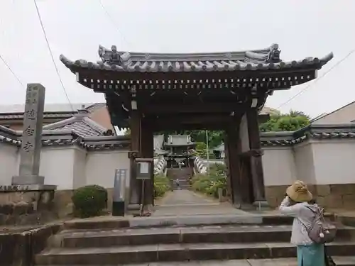 随念寺の山門