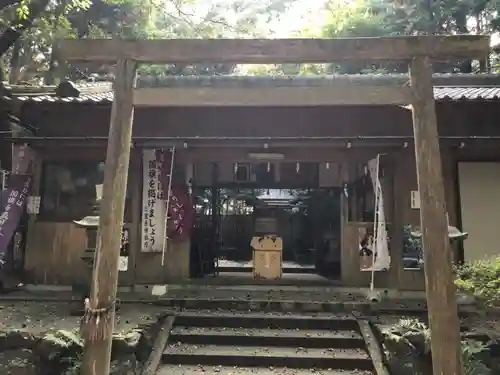 宇爾櫻神社の山門