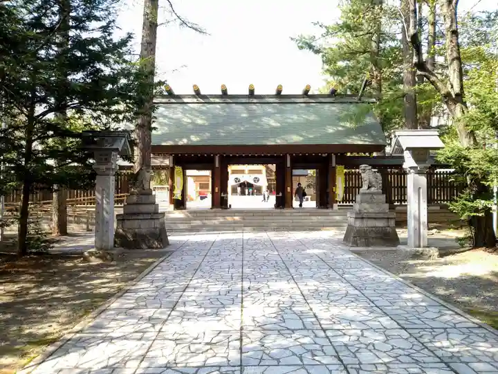 帯廣神社の山門・神門