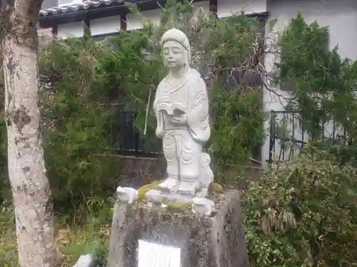 藁園神社の像