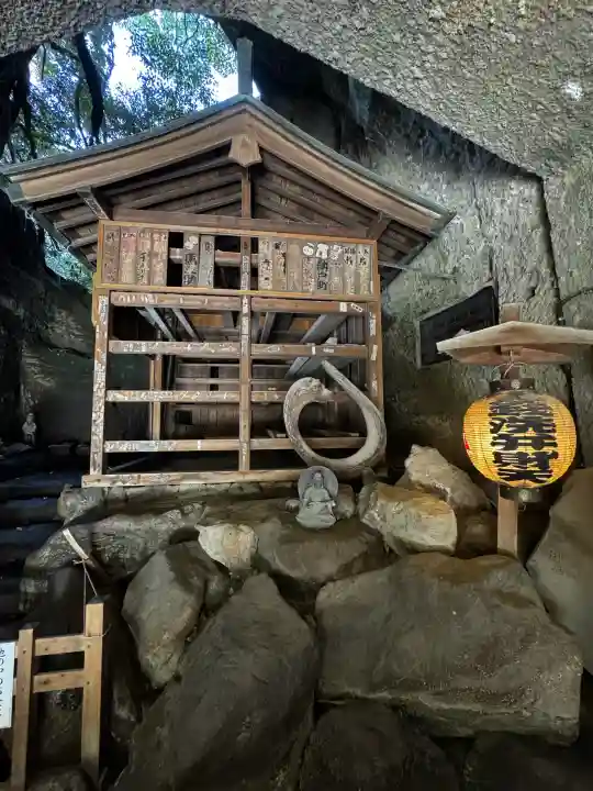 銭洗弁財天宇賀福神社の{uncategorized: "未分類", other: "その他", undefined: "問題あり", building: "その他建物", grave: "お墓", sacred_gate: "鳥居", guardian: "狛犬", statue: "像", buddha: "仏像", history: "歴史", nature: "自然", garden: "庭園", animal: "動物", pagoda: "塔", temizu: "手水舎", mountain_gate: "山門・神門", sanctuary: "本殿・本堂", subordinate: "末社・摂社", art: "芸術", scenery: "景色", jizo: "地蔵", ema: "絵馬", goshuin: "御朱印", omikuji: "おみくじ", items: "授与品その他", amulet: "お守り", goshuincho: "御朱印帳", eats: "食事", festival: "お祭り", votive_dance: "神楽", shichigosan: "七五三参", wedding: "結婚式", experience: "体験その他", initially: "初詣", around: "周辺", anti_infection: "感染症対策"}