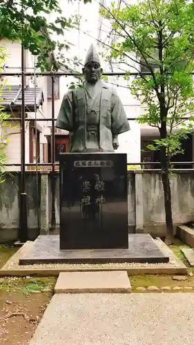 須賀神社の像