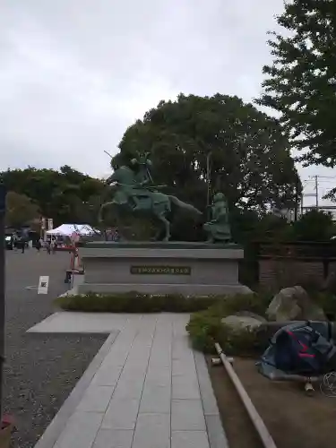 白旗神社の像