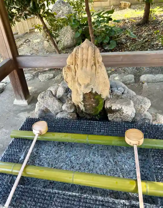 玉三稲荷神社の{uncategorized: "未分類", other: "その他", undefined: "問題あり", building: "その他建物", grave: "お墓", sacred_gate: "鳥居", guardian: "狛犬", statue: "像", buddha: "仏像", history: "歴史", nature: "自然", garden: "庭園", animal: "動物", pagoda: "塔", temizu: "手水舎", mountain_gate: "山門・神門", sanctuary: "本殿・本堂", subordinate: "末社・摂社", art: "芸術", scenery: "景色", jizo: "地蔵", ema: "絵馬", goshuin: "御朱印", omikuji: "おみくじ", items: "授与品その他", amulet: "お守り", goshuincho: "御朱印帳", eats: "食事", festival: "お祭り", votive_dance: "神楽", shichigosan: "七五三参", wedding: "結婚式", experience: "体験その他", initially: "初詣", around: "周辺", anti_infection: "感染症対策"}