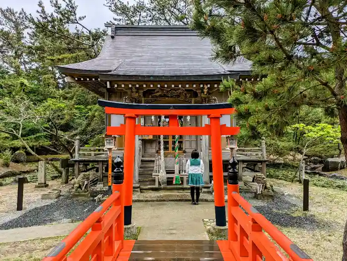 高山稲荷神社の本殿