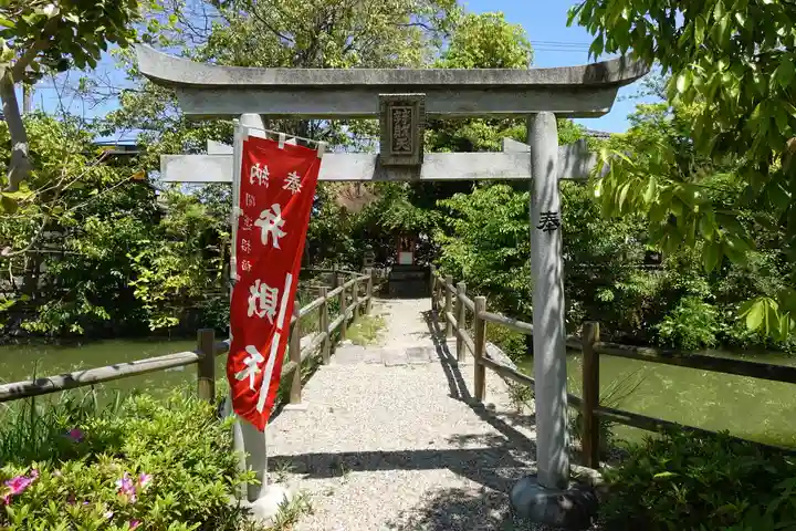 奈良豆比古神社の鳥居