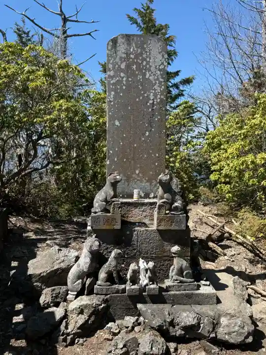 三峯神社奥宮の{uncategorized: "未分類", other: "その他", undefined: "問題あり", building: "その他建物", grave: "お墓", sacred_gate: "鳥居", guardian: "狛犬", statue: "像", buddha: "仏像", history: "歴史", nature: "自然", garden: "庭園", animal: "動物", pagoda: "塔", temizu: "手水舎", mountain_gate: "山門・神門", sanctuary: "本殿・本堂", subordinate: "末社・摂社", art: "芸術", scenery: "景色", jizo: "地蔵", ema: "絵馬", goshuin: "御朱印", omikuji: "おみくじ", items: "授与品その他", amulet: "お守り", goshuincho: "御朱印帳", eats: "食事", festival: "お祭り", votive_dance: "神楽", shichigosan: "七五三参", wedding: "結婚式", experience: "体験その他", initially: "初詣", around: "周辺", anti_infection: "感染症対策"}