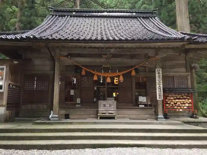 雄山神社中宮祈願殿の本殿・本堂