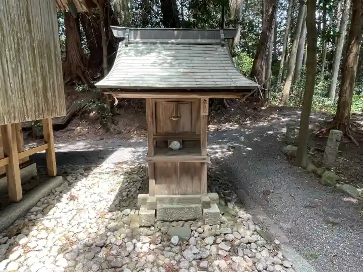 稲荷神社 (甲南町稗谷)の{uncategorized: "未分類", other: "その他", undefined: "問題あり", building: "その他建物", grave: "お墓", sacred_gate: "鳥居", guardian: "狛犬", statue: "像", buddha: "仏像", history: "歴史", nature: "自然", garden: "庭園", animal: "動物", pagoda: "塔", temizu: "手水舎", mountain_gate: "山門・神門", sanctuary: "本殿・本堂", subordinate: "末社・摂社", art: "芸術", scenery: "景色", jizo: "地蔵", ema: "絵馬", goshuin: "御朱印", omikuji: "おみくじ", items: "授与品その他", amulet: "お守り", goshuincho: "御朱印帳", eats: "食事", festival: "お祭り", votive_dance: "神楽", shichigosan: "七五三参", wedding: "結婚式", experience: "体験その他", initially: "初詣", around: "周辺", anti_infection: "感染症対策"}