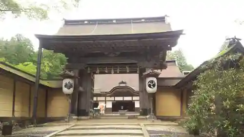 高野山金剛峯寺の山門