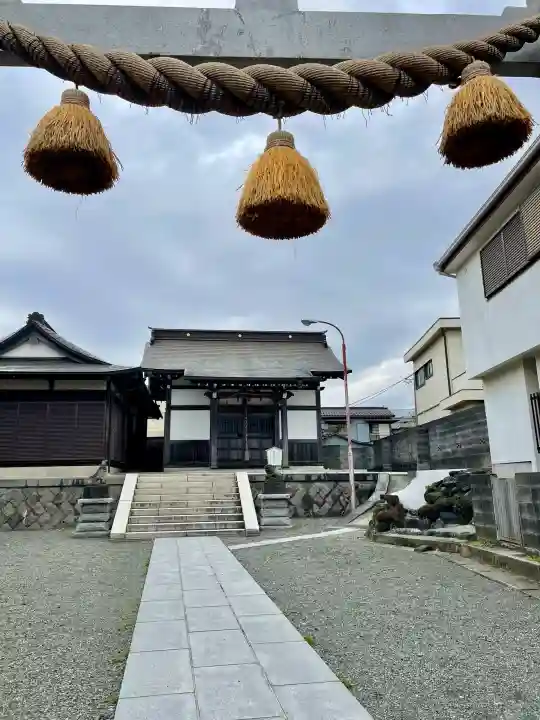 諏訪仮宮の{uncategorized: "未分類", other: "その他", undefined: "問題あり", building: "その他建物", grave: "お墓", sacred_gate: "鳥居", guardian: "狛犬", statue: "像", buddha: "仏像", history: "歴史", nature: "自然", garden: "庭園", animal: "動物", pagoda: "塔", temizu: "手水舎", mountain_gate: "山門・神門", sanctuary: "本殿・本堂", subordinate: "末社・摂社", art: "芸術", scenery: "景色", jizo: "地蔵", ema: "絵馬", goshuin: "御朱印", omikuji: "おみくじ", items: "授与品その他", amulet: "お守り", goshuincho: "御朱印帳", eats: "食事", festival: "お祭り", votive_dance: "神楽", shichigosan: "七五三参", wedding: "結婚式", experience: "体験その他", initially: "初詣", around: "周辺", anti_infection: "感染症対策"}