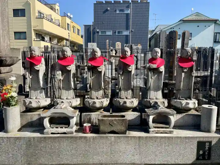 雪峰院の{uncategorized: "未分類", other: "その他", undefined: "問題あり", building: "その他建物", grave: "お墓", sacred_gate: "鳥居", guardian: "狛犬", statue: "像", buddha: "仏像", history: "歴史", nature: "自然", garden: "庭園", animal: "動物", pagoda: "塔", temizu: "手水舎", mountain_gate: "山門・神門", sanctuary: "本殿・本堂", subordinate: "末社・摂社", art: "芸術", scenery: "景色", jizo: "地蔵", ema: "絵馬", goshuin: "御朱印", omikuji: "おみくじ", items: "授与品その他", amulet: "お守り", goshuincho: "御朱印帳", eats: "食事", festival: "お祭り", votive_dance: "神楽", shichigosan: "七五三参", wedding: "結婚式", experience: "体験その他", initially: "初詣", around: "周辺", anti_infection: "感染症対策"}