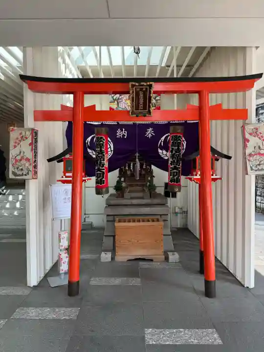歌舞伎稲荷神社の{uncategorized: "未分類", other: "その他", undefined: "問題あり", building: "その他建物", grave: "お墓", sacred_gate: "鳥居", guardian: "狛犬", statue: "像", buddha: "仏像", history: "歴史", nature: "自然", garden: "庭園", animal: "動物", pagoda: "塔", temizu: "手水舎", mountain_gate: "山門・神門", sanctuary: "本殿・本堂", subordinate: "末社・摂社", art: "芸術", scenery: "景色", jizo: "地蔵", ema: "絵馬", goshuin: "御朱印", omikuji: "おみくじ", items: "授与品その他", amulet: "お守り", goshuincho: "御朱印帳", eats: "食事", festival: "お祭り", votive_dance: "神楽", shichigosan: "七五三参", wedding: "結婚式", experience: "体験その他", initially: "初詣", around: "周辺", anti_infection: "感染症対策"}
