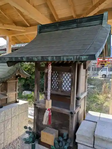 三社神社の{uncategorized: "未分類", other: "その他", undefined: "問題あり", building: "その他建物", grave: "お墓", sacred_gate: "鳥居", guardian: "狛犬", statue: "像", buddha: "仏像", history: "歴史", nature: "自然", garden: "庭園", animal: "動物", pagoda: "塔", temizu: "手水舎", mountain_gate: "山門・神門", sanctuary: "本殿・本堂", subordinate: "末社・摂社", art: "芸術", scenery: "景色", jizo: "地蔵", ema: "絵馬", goshuin: "御朱印", omikuji: "おみくじ", items: "授与品その他", amulet: "お守り", goshuincho: "御朱印帳", eats: "食事", festival: "お祭り", votive_dance: "神楽", shichigosan: "七五三参", wedding: "結婚式", experience: "体験その他", initially: "初詣", around: "周辺", anti_infection: "感染症対策"}