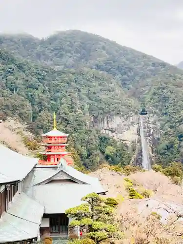青岸渡寺の{uncategorized: "未分類", other: "その他", undefined: "問題あり", building: "その他建物", grave: "お墓", sacred_gate: "鳥居", guardian: "狛犬", statue: "像", buddha: "仏像", history: "歴史", nature: "自然", garden: "庭園", animal: "動物", pagoda: "塔", temizu: "手水舎", mountain_gate: "山門・神門", sanctuary: "本殿・本堂", subordinate: "末社・摂社", art: "芸術", scenery: "景色", jizo: "地蔵", ema: "絵馬", goshuin: "御朱印", omikuji: "おみくじ", items: "授与品その他", amulet: "お守り", goshuincho: "御朱印帳", eats: "食事", festival: "お祭り", votive_dance: "神楽", shichigosan: "七五三参", wedding: "結婚式", experience: "体験その他", initially: "初詣", around: "周辺", anti_infection: "感染症対策"}