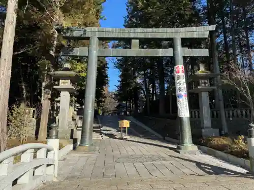 諏訪大社下社秋宮の{uncategorized: "未分類", other: "その他", undefined: "問題あり", building: "その他建物", grave: "お墓", sacred_gate: "鳥居", guardian: "狛犬", statue: "像", buddha: "仏像", history: "歴史", nature: "自然", garden: "庭園", animal: "動物", pagoda: "塔", temizu: "手水舎", mountain_gate: "山門・神門", sanctuary: "本殿・本堂", subordinate: "末社・摂社", art: "芸術", scenery: "景色", jizo: "地蔵", ema: "絵馬", goshuin: "御朱印", omikuji: "おみくじ", items: "授与品その他", amulet: "お守り", goshuincho: "御朱印帳", eats: "食事", festival: "お祭り", votive_dance: "神楽", shichigosan: "七五三参", wedding: "結婚式", experience: "体験その他", initially: "初詣", around: "周辺", anti_infection: "感染症対策"}