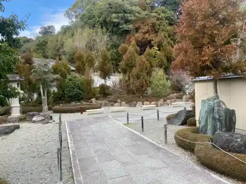 智禅寺の{uncategorized: "未分類", other: "その他", undefined: "問題あり", building: "その他建物", grave: "お墓", sacred_gate: "鳥居", guardian: "狛犬", statue: "像", buddha: "仏像", history: "歴史", nature: "自然", garden: "庭園", animal: "動物", pagoda: "塔", temizu: "手水舎", mountain_gate: "山門・神門", sanctuary: "本殿・本堂", subordinate: "末社・摂社", art: "芸術", scenery: "景色", jizo: "地蔵", ema: "絵馬", goshuin: "御朱印", omikuji: "おみくじ", items: "授与品その他", amulet: "お守り", goshuincho: "御朱印帳", eats: "食事", festival: "お祭り", votive_dance: "神楽", shichigosan: "七五三参", wedding: "結婚式", experience: "体験その他", initially: "初詣", around: "周辺", anti_infection: "感染症対策"}
