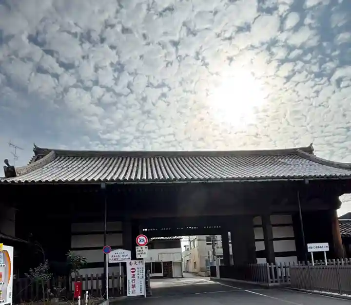 蓮華王院(三十三間堂)の{uncategorized: "未分類", other: "その他", undefined: "問題あり", building: "その他建物", grave: "お墓", sacred_gate: "鳥居", guardian: "狛犬", statue: "像", buddha: "仏像", history: "歴史", nature: "自然", garden: "庭園", animal: "動物", pagoda: "塔", temizu: "手水舎", mountain_gate: "山門・神門", sanctuary: "本殿・本堂", subordinate: "末社・摂社", art: "芸術", scenery: "景色", jizo: "地蔵", ema: "絵馬", goshuin: "御朱印", omikuji: "おみくじ", items: "授与品その他", amulet: "お守り", goshuincho: "御朱印帳", eats: "食事", festival: "お祭り", votive_dance: "神楽", shichigosan: "七五三参", wedding: "結婚式", experience: "体験その他", initially: "初詣", around: "周辺", anti_infection: "感染症対策"}