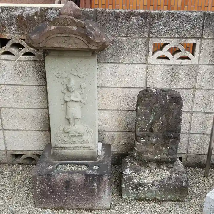 大松木下之稲荷大神の仏像