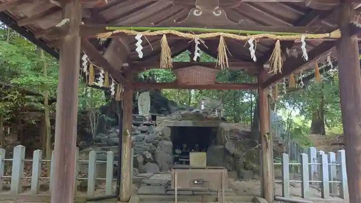 向日神社の{uncategorized: "未分類", other: "その他", undefined: "問題あり", building: "その他建物", grave: "お墓", sacred_gate: "鳥居", guardian: "狛犬", statue: "像", buddha: "仏像", history: "歴史", nature: "自然", garden: "庭園", animal: "動物", pagoda: "塔", temizu: "手水舎", mountain_gate: "山門・神門", sanctuary: "本殿・本堂", subordinate: "末社・摂社", art: "芸術", scenery: "景色", jizo: "地蔵", ema: "絵馬", goshuin: "御朱印", omikuji: "おみくじ", items: "授与品その他", amulet: "お守り", goshuincho: "御朱印帳", eats: "食事", festival: "お祭り", votive_dance: "神楽", shichigosan: "七五三参", wedding: "結婚式", experience: "体験その他", initially: "初詣", around: "周辺", anti_infection: "感染症対策"}
