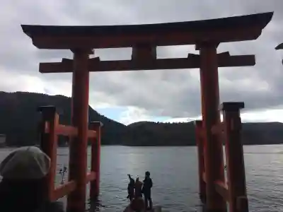 箱根神社の{uncategorized: "未分類", other: "その他", undefined: "問題あり", building: "その他建物", grave: "お墓", sacred_gate: "鳥居", guardian: "狛犬", statue: "像", buddha: "仏像", history: "歴史", nature: "自然", garden: "庭園", animal: "動物", pagoda: "塔", temizu: "手水舎", mountain_gate: "山門・神門", sanctuary: "本殿・本堂", subordinate: "末社・摂社", art: "芸術", scenery: "景色", jizo: "地蔵", ema: "絵馬", goshuin: "御朱印", omikuji: "おみくじ", items: "授与品その他", amulet: "お守り", goshuincho: "御朱印帳", eats: "食事", festival: "お祭り", votive_dance: "神楽", shichigosan: "七五三参", wedding: "結婚式", experience: "体験その他", initially: "初詣", around: "周辺", anti_infection: "感染症対策"}