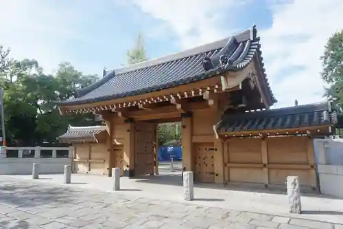 西新井大師総持寺の山門・神門